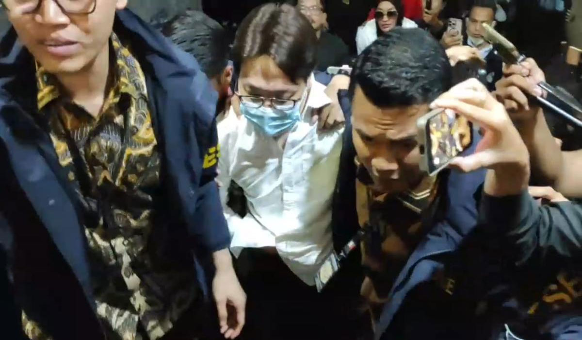Usai 4 Jam Diperiksa, Richard Lee Akhirnya Resmi Ditahan! Ini Fakta Mengejutkannya